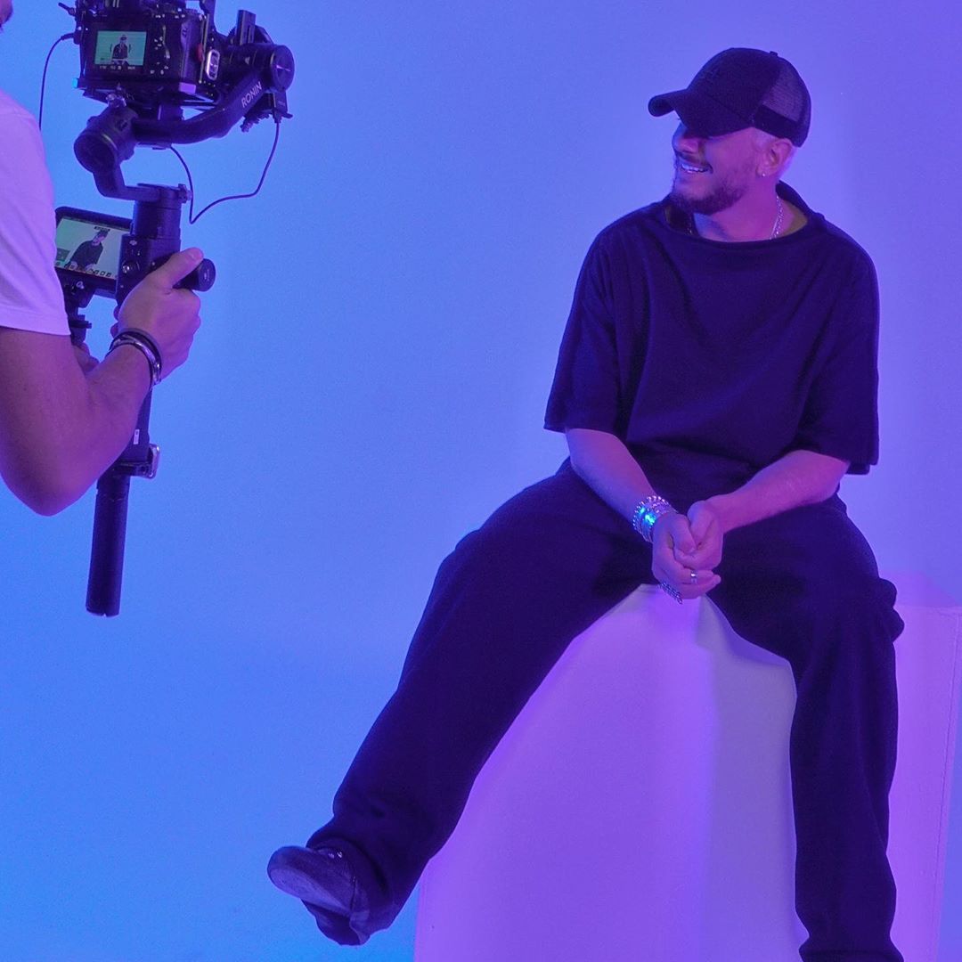 سعد لمجرد في كواليس أحد أعماله (سوشيال ميديا)